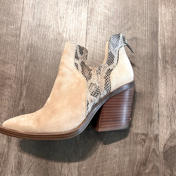 Vince Camuto Bootie Sz 7 - Picture 1 of 13